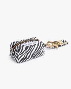 Porte Sacs à Excréments See Scout Sleep -Hariet & Rosie ByScout Pouch Zebra BW L Main 1080x1350 040c7c24 bbb2 474d a8e6 c028ea19a405