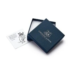 Collier Pour Chat En Cuir Louis Wain -Hariet & Rosie Cheshire WainLouisWainGiftBox 1800x1800 9f4790d1 5810 4aa0 93fe 86f660486d5a