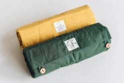 Matelas De Voyage Pour Chien Enroulable Compass Band & Roll -Hariet & Rosie Compass moss and mustard 1080x 2657bad6 a487 490d a3be 221580ca2149