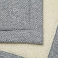 Tapis Pour Chien En Tweed Gris HOSTEL 7 Tapis Pour Chien En Tweed Gris HOSTEL -Hariet & Rosie cloud7 dog blanket tweed grey woolmix detail logo