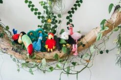 PLAY Peluche Aigle -Hariet & Rosie fetching flock plush toy set lifestyle image a9409116 057e 47b3 bf4d b8971f9b0f2f