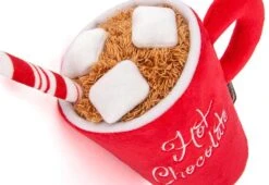 PLAY Peluche Pour Chien Chocolat Chaud -Hariet & Rosie play holiday classic hot chocolate 2 web res
